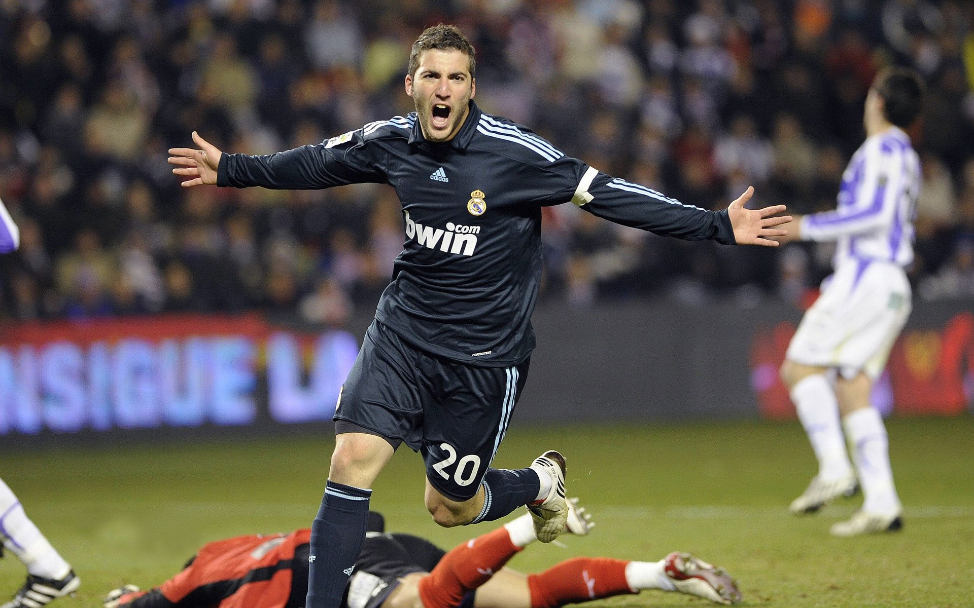 球迷支持新月退出“无意义商业比赛”