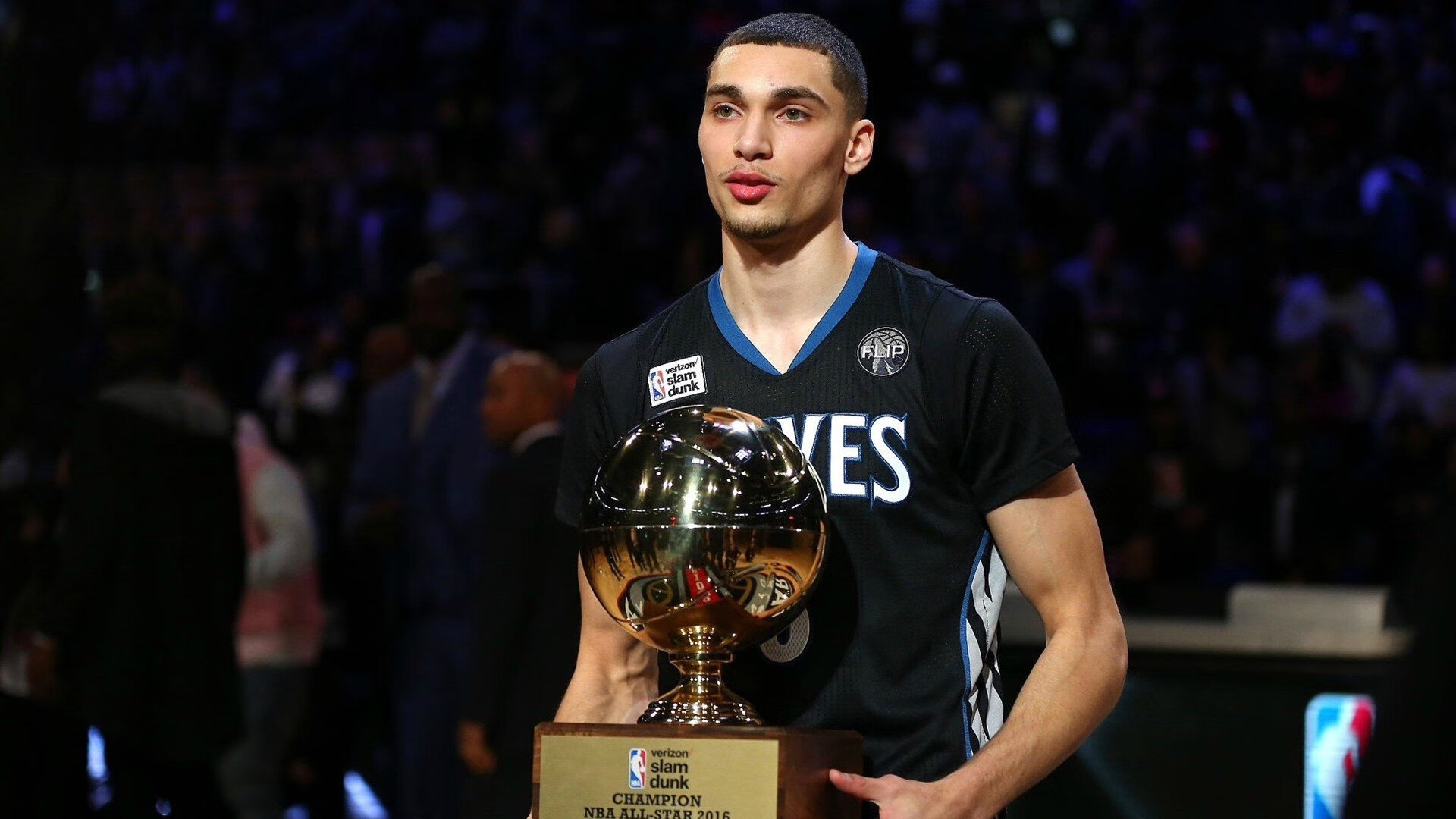 城市夜跑活动吸引大量市民参与,健康氛围蔓延,夜跑人群