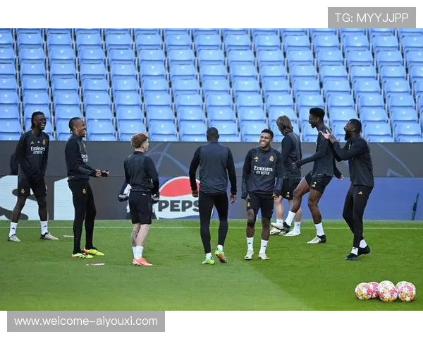 皇马年轻锋线在训练场完成高强度传球后冲刺训练